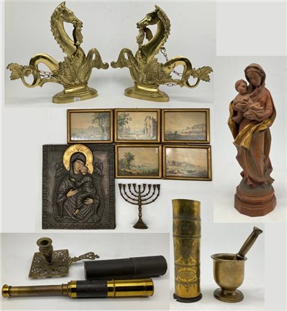 Cartone contenente numerosi oggetti di differente uso e materiale fra cui: due