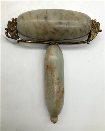 Jade roller in giada con manico tornito e rullo sostenuto da due draghi in meta