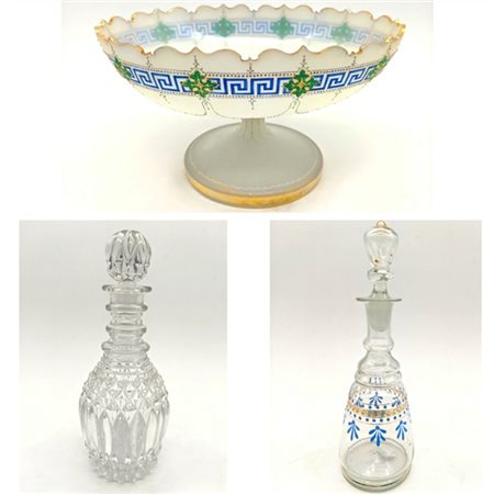 Lotto composto da due diverse bottiglie in vetro di cui una con corpo liscio e