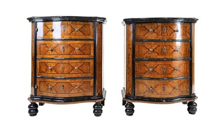 Coppia di antichi mobiletti lastronati e filettati in legni di varie essenze co