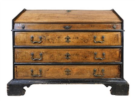 Antica ribalta in noce filettata in legno chiaro e profili ebanizzati, fronte a