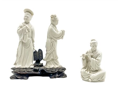 Tre figure in porcellana blanc de Chine (h. max cm 15) di cui due su base in le