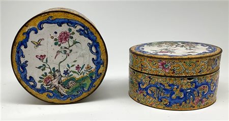 Coppia di scatole con coperchio di forma circolare decorate a smalti policromi