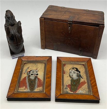 Lotto composto da un piccolo monetiere a sei tiretti (cm 30x19x17), una coppia