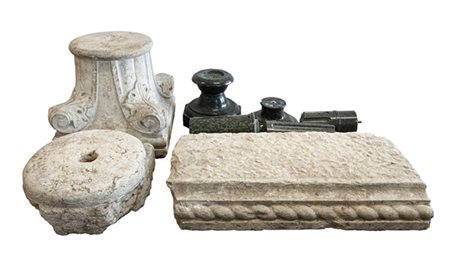 Lotto composto da un capitello in pietra scolpita con motivi a foglia (cm 43x40