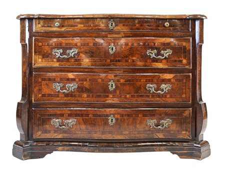 Cassettone in noce in parte lastronato e filettato in legni vari, fronte mosso