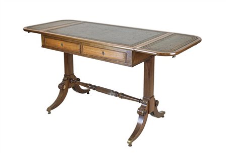 Scrittoio ad alette in mogano con due cassetti nella fascia e piano con riserve