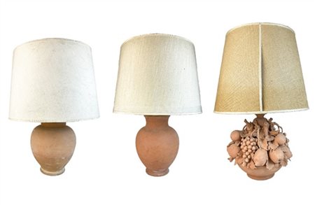Tre vasi in terracotta con decori diversi. Montati a lampada, muniti di paralum