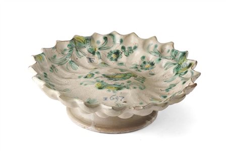 Manifattura del secolo XVII. Alzata baccellata in maiolica dipinta in monocromi
