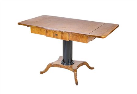 Tavolino ad alette impiallacciato in radica con cassetto nella fascia, sostegno