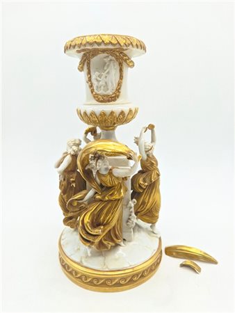 Manifattura del secolo XIX-XX. Centrotavola in porcellana bianca e oro a forma