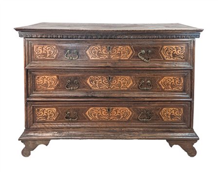 Cassettone in noce con fronte a tre cassetti e intarsi in legni chiari a motivi