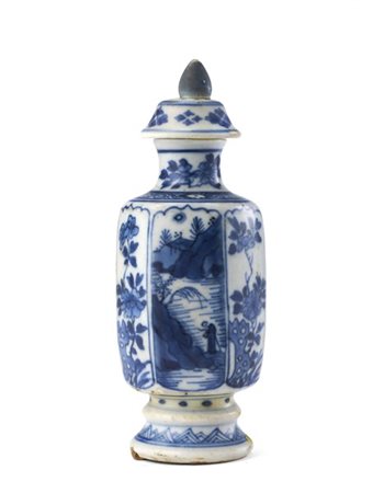 Piccolo vaso con coperchio a cupola decorato in blu a pannelli con motivi flore