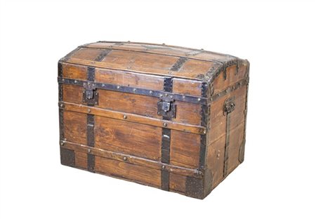 Baule in legno con coperchio bombato e bordure in metallo borchiato e rivettato