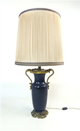 Manifattura francese, secolo XIX. Vaso in porcellana blu con montatura ed anse