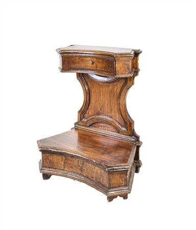 Inginocchiatoio in legni vari con sostegno e piani sagomati, un cassetto nella