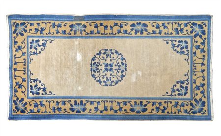 Tappeto Pekino, Cina, secolo XIX. Decoro con medaglione floreale nei toni dell'