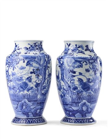 Coppia vasi in porcellana bianca e blu decorati con volatili e motivi floreali