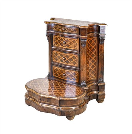 Inginocchiatoio di forma mossa lastronato a marqueterie in palissandro, noce e