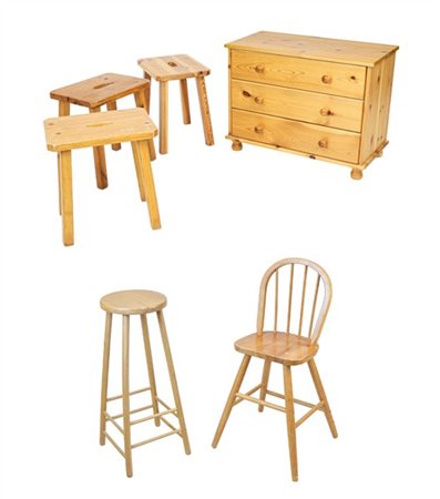Lotto composto da un comò a tre cassetti per bambino, cinque diversi sgabelli d