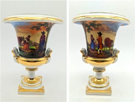 Manifattura del secolo XIX. Coppia di vasi biansati in porcellana decorata in p