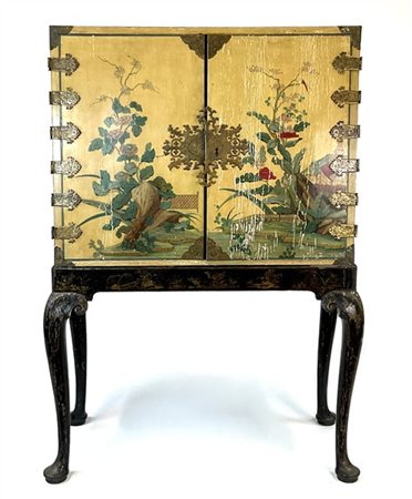 Cabinet in legno dipinto e laccato con decori policromi a paesaggi orientali an