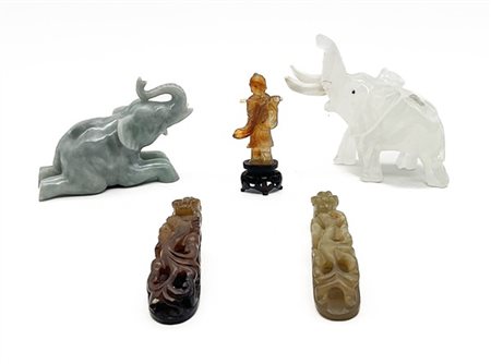 Manifattura di Cina, secolo XX. Lotto composto da un elefante, un suonatore e d