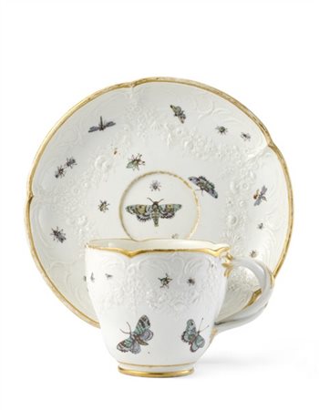 Manifattura di Nymphenburg, secolo XVIII. Tazzina con piattino in porcellana bi