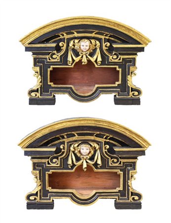 Coppia di urne di struttura architettonica in legno intagliato, laccato e dorat