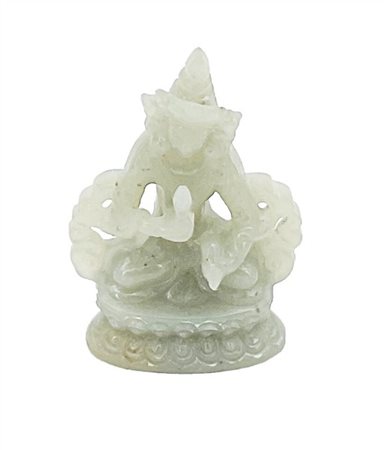 Lotto composto da un braccialetto in giadeite intagliata a spirale in forma di