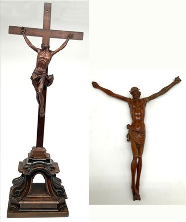 Lotto composto da un Crocefisso d'appoggio con base sagomata in legno intagliat