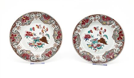 Coppia di piatti in porcellana policroma Famiglia Rosa. Cina, dinastia Qing (16