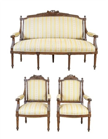 Fornitura da salotto in noce composta da coppia di poltrone e divano a due post