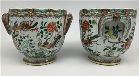 Coppia di cachepot biansati in porcellana decorata in policromia nello stile Ka