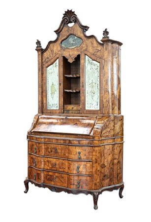 Trumeau in stile veneto settecentesco impiallacciato in noce e radica di noce,