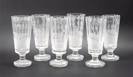 Set di sei bicchieri a base ottagonale in cristallo inciso e acidato con scene