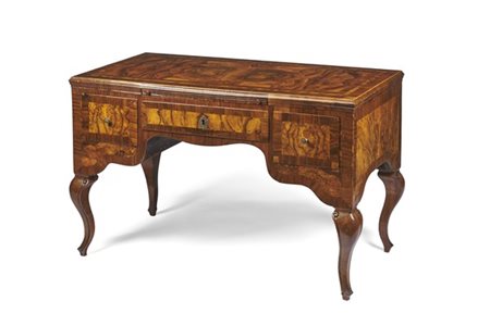 Scrivania da centro lastronata in noce e legni vari con filettature e riserve i