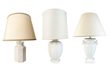 Lotto di tre lampade d'appoggio in ceramica bianca di forme differenti, con par