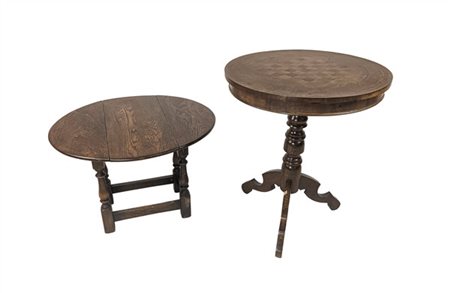 Lotto composto da un tavolino tripode in legno intarsiato con piano tondo centr