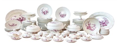 Manifattura di Wedgwood. Servizio di piatti in ceramica bianca decorata con mot