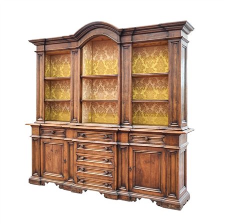 Libreria a due corpi in legni vari, parte inferiore a due ante e sette cassetti