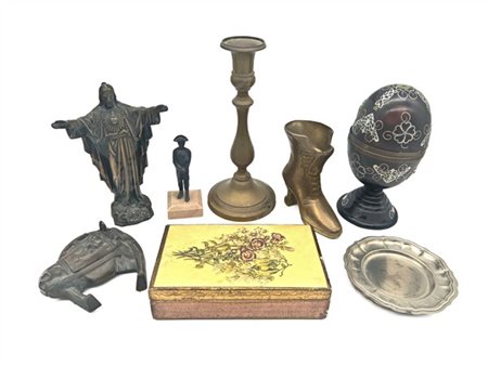 Cartone contenente numerosi oggetti per usi e di materiali differenti (difetti)