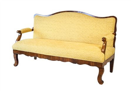 Divano a tre posti in noce con schienale sagomato, braccioli e gambe mosse. Sec