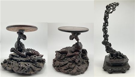 Coppia di basi in legno intagliato con sostegno ad animale fantastico e base a