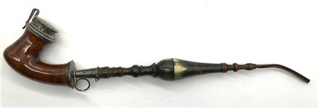 Manifattura inglese, secolo XIX. Pipa con fusto in corno tornito, fornelletto i