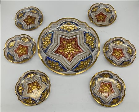 Set da tavola in vetro incolore blu e rosso con profilo mistilineo composto da