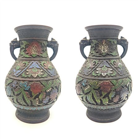 Coppia di vasi biansati in metallo cloisonné, secolo XX (h cm 29,5) (difetti)