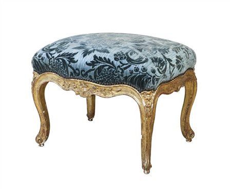 Panchetto in legno intagliato e dorato con bordure scanalate e decori floreali