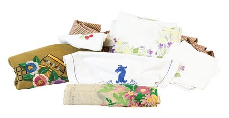 Lotto composto da numerosi tessuti di varie fogge e dimensioni (difetti)