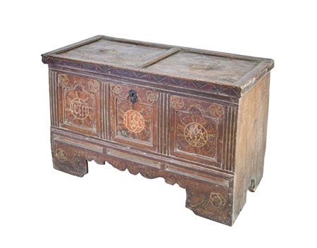 Cassone in legno dipinto e decorato in policromia da simboli religiosi e florea